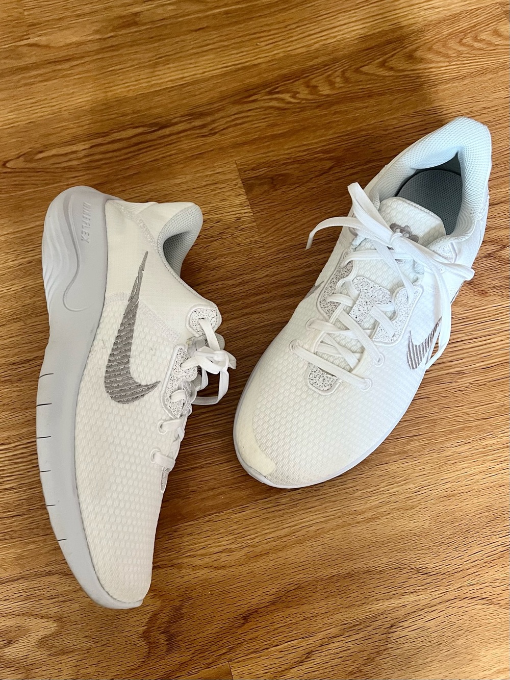 Nike white gray womens sneakers tennis shoes 10 EUC Running experience run flex